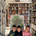 dzieci z plakatem z drzewem
