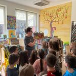 pani czyta dzieciom książkę