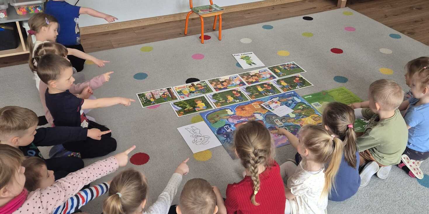dzieci pokazują obrazki