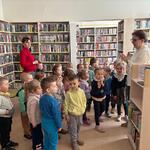 dzieci w bibliotece