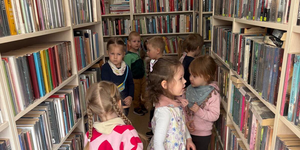 dzieci w bibliotece