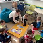 chłopiec przykleja plastikowe opakowanie