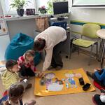 dziewczynka przykleja plastikowe opakowanie