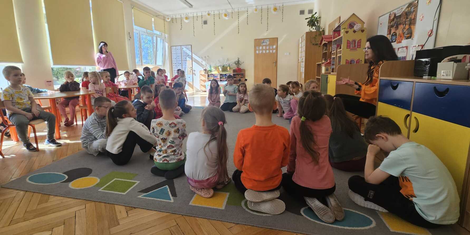 pani wśród dzieci