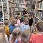 dzieci wśród półek z książkami