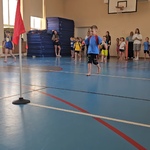 chłopiec niesie piłkę na łyżce