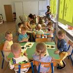 dzieci podczas wykonywania pracy plastycznej