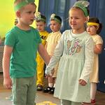 dzieci w zielonych ubraniach