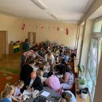 dzieci z rodzicami malują obrazki
