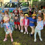 dzieci przy policyjnym radiowozie