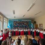dzieci w galowych strojach