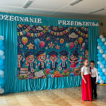 dziewczynka i chłopiec w galowych strojach