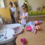 dziewczynki bawią się w kąciku kuchennym