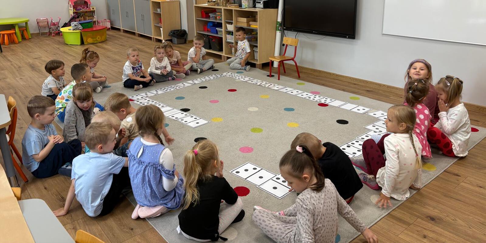 dzieci przy domino