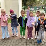 dzieci wykonują ruchy rękoma