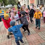dzieci tańczą na tarasie