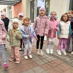 dziewczynki podskakują