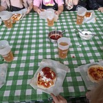 pizza i herbata na stole