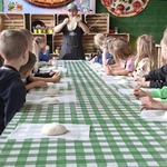 pan trzyma ciasto na pizzę