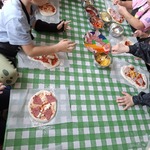 dzieci przygotowują pizzę