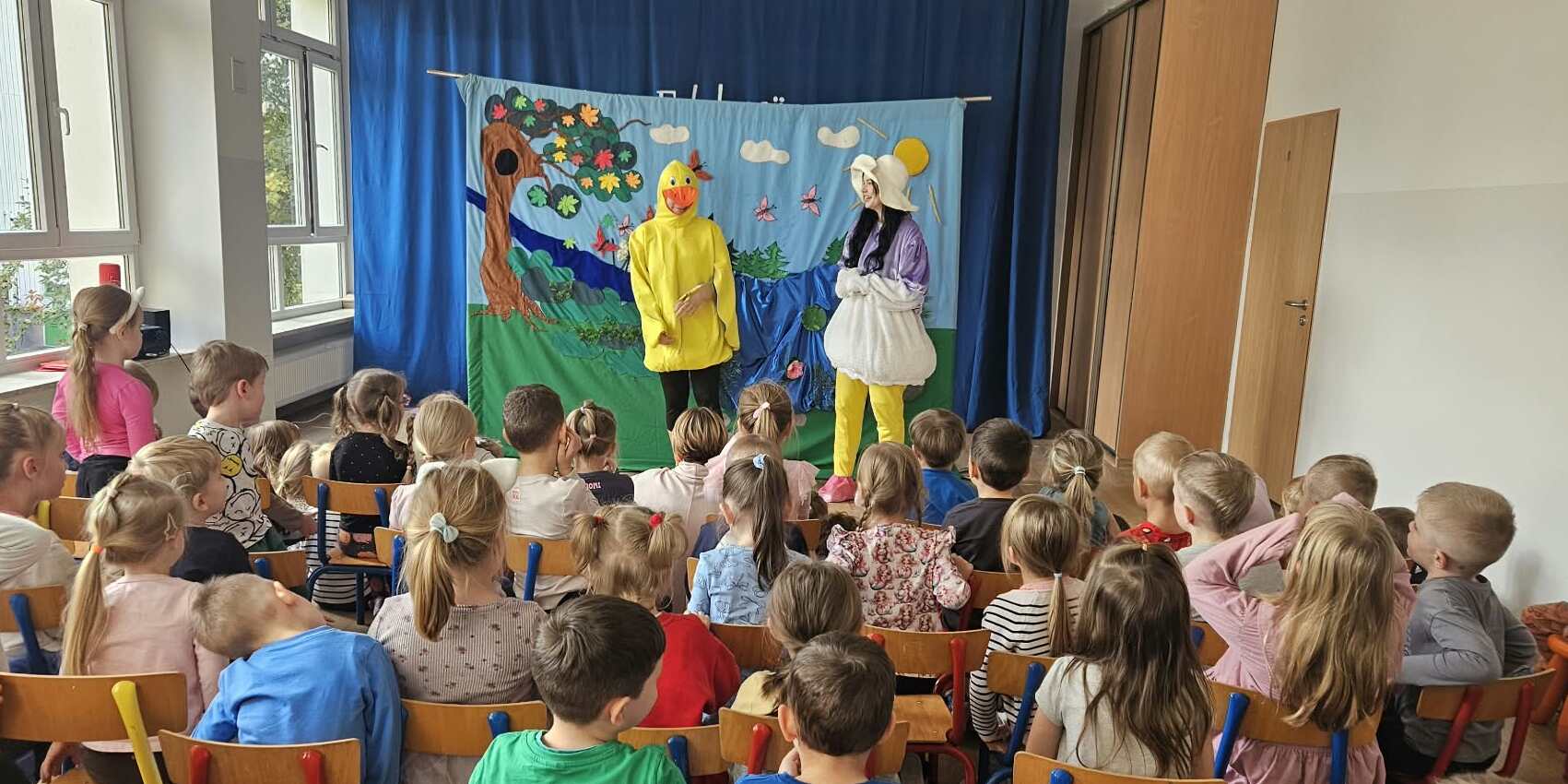 dzieci na przedstawieniu