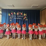 dzieci trzymają czerwone serca