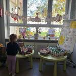 dziewczynka przy stolikach z przekąskami