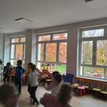 dzieci biegają
