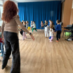 dzieci tańczą w parach