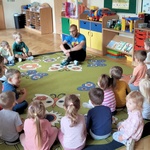 dzieci siedzą na dywanie.jpg
